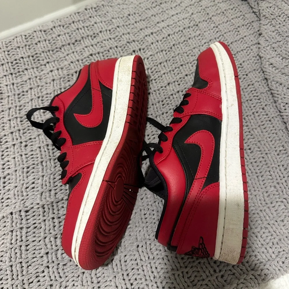 Jordan Low Top Sneaker - Black & Red
